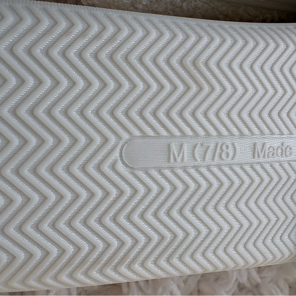 🌺 Mellow & Mod Cherry Slippers🍒 - Picture 7 of 8